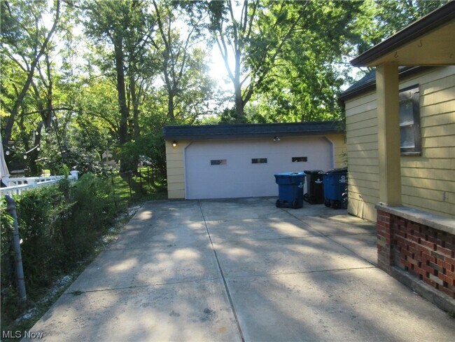 Building Photo - 33256 Willowick Dr