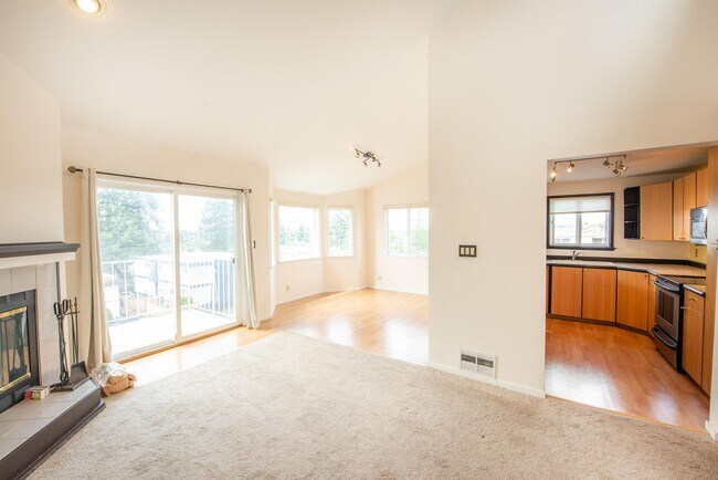 Building Photo - 722 N 85th St