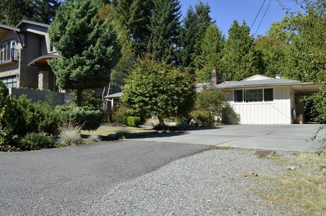 Building Photo - Updated Clyde Hill Home with Spacious Livi...