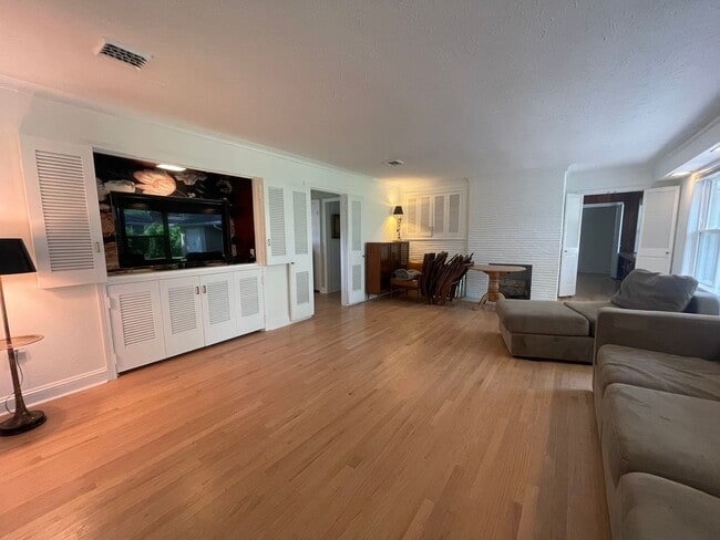 Building Photo - South Highland Beauty! This Is The One To ...
