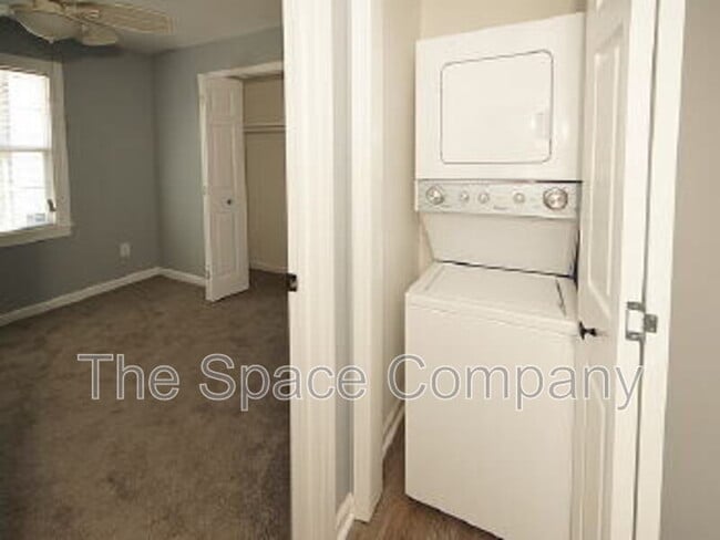 Building Photo - 98 Sans Souci St