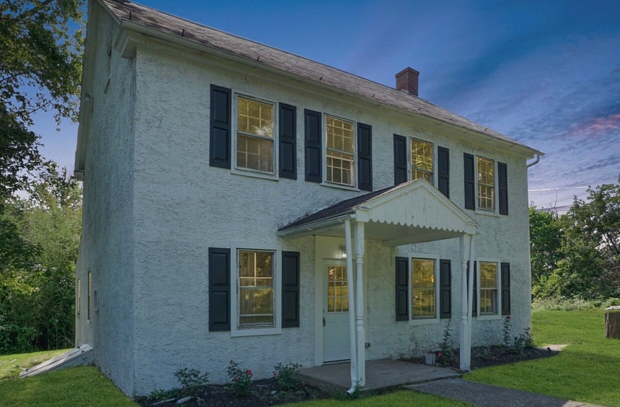 Primary Photo - Beautifully Renovated 4 Bed / 1.5 Bath - S...
