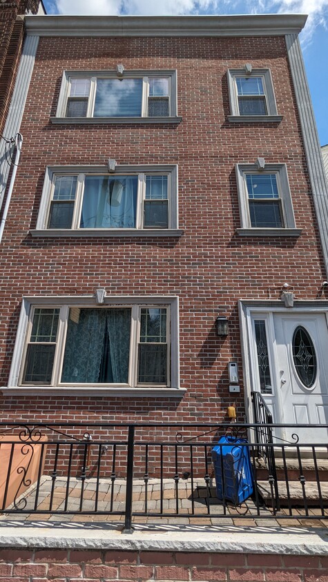 Primary Photo - 74 Beacon Ave