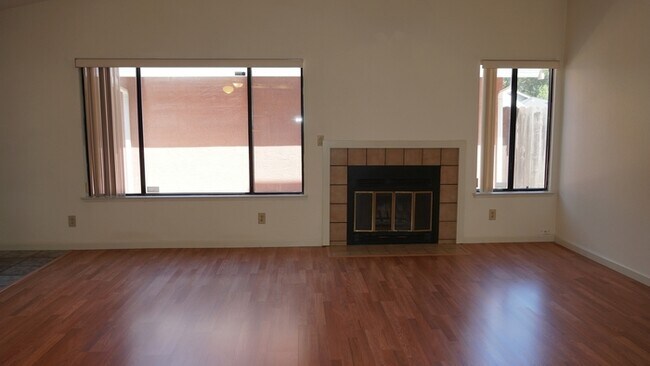 Foto del edificio - Charming 2 bedroom 2 bathroom home in the pocket area of Sacramento!