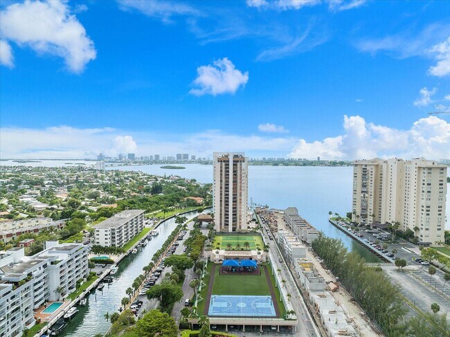 Foto del edificio - 1800 NE 114th St
