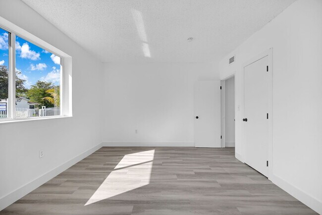 Foto del edificio - 1391 NW 102nd St