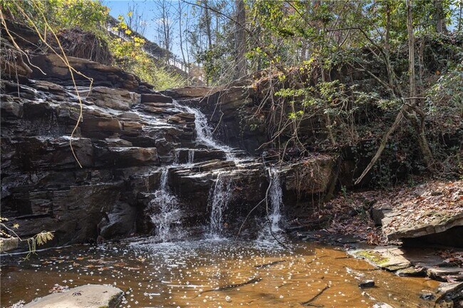 Foto del edificio - 6529 Beacon Dr