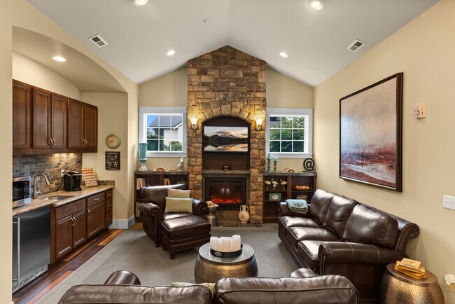 Sala social para residentes - Tudor Village at the Mall Apartments