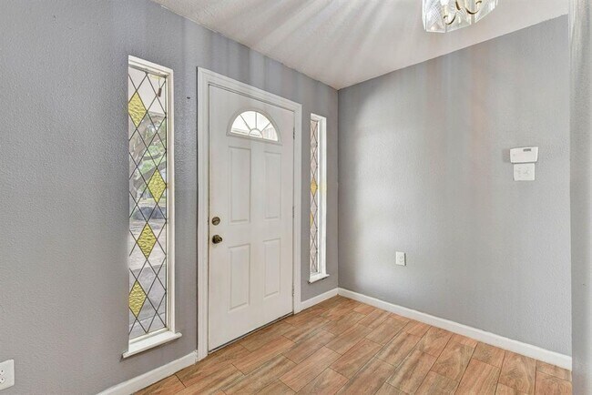 Foto del edificio - 7438 Tall Pines Dr