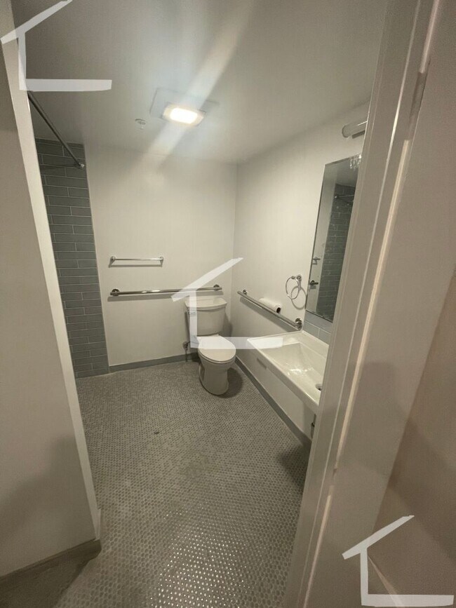 Foto del edificio - Gigantic, newly renovated 1 bedroom apartm...