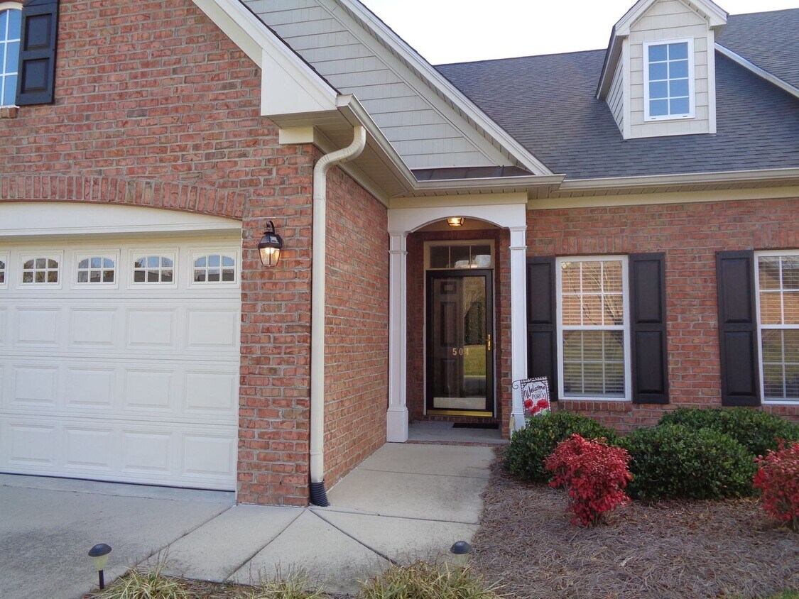 Foto principal - APPLICATION PENDING-Clemmons-Lovely Patio Home with Sunroom