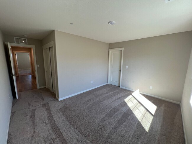 Foto del edificio - 3 Bed / 2.5 Bath | West Sacramento Home Av...