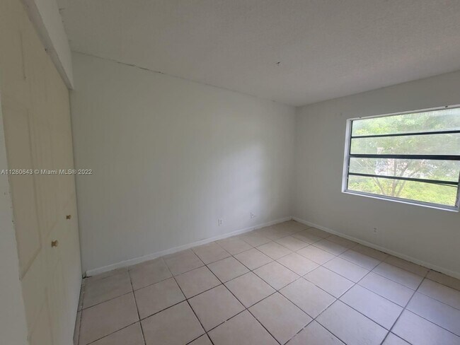 Building Photo - 4022 Lakeside Dr