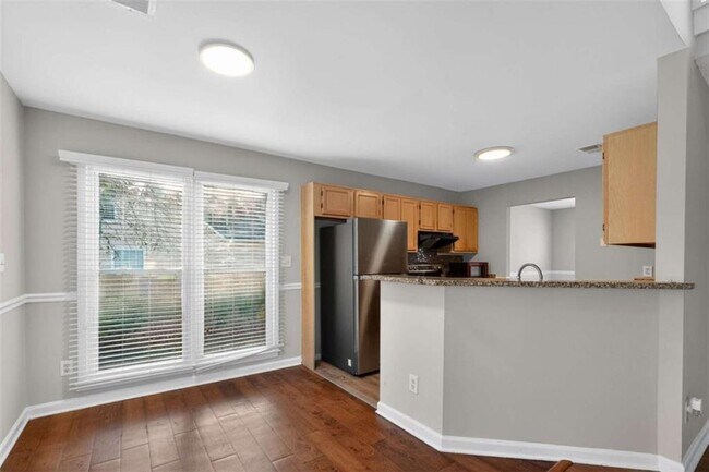 Foto del edificio - 7700 Lakeshore Ct