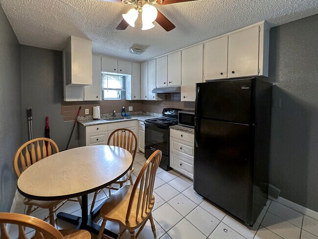 Foto del edificio - 5833 Sun Glo Ave