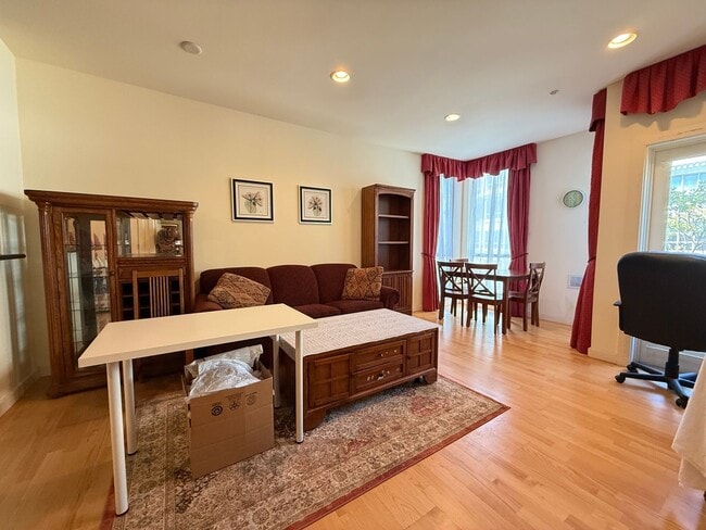 Building Photo - Modern Condo in the Heart of the City's Lo...