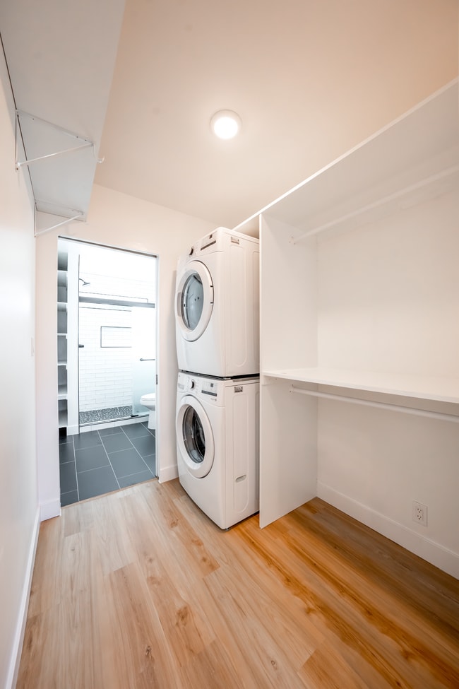 Building Photo - 1514 E Clarendon Ave