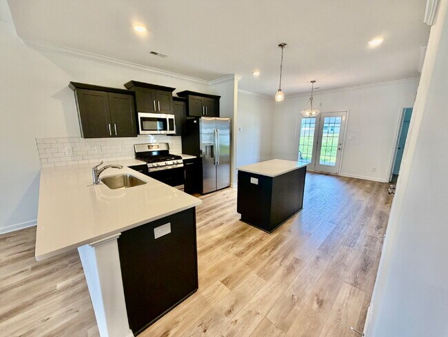 Building Photo - "Spacious 4-Bed, 3-Bath Gem on Woodrush Drive – Your Perfect Clarksville Retreat!"