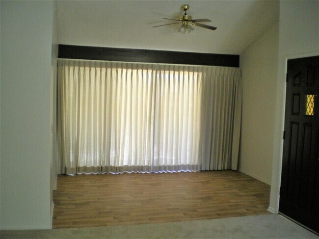 Foto del edificio - 1325 Seven Hills Dr