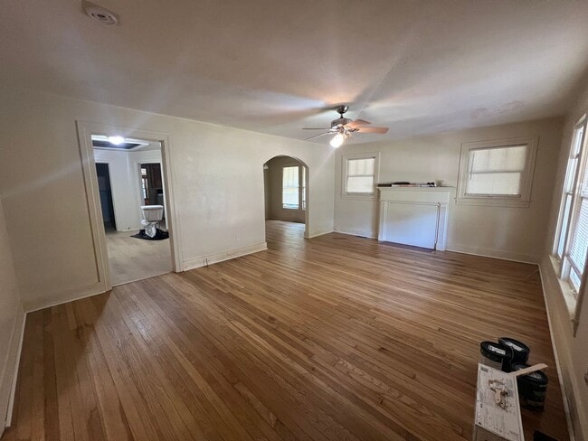 Photo - 4 bedroom 4 bathroom off Veterans Memorial... House