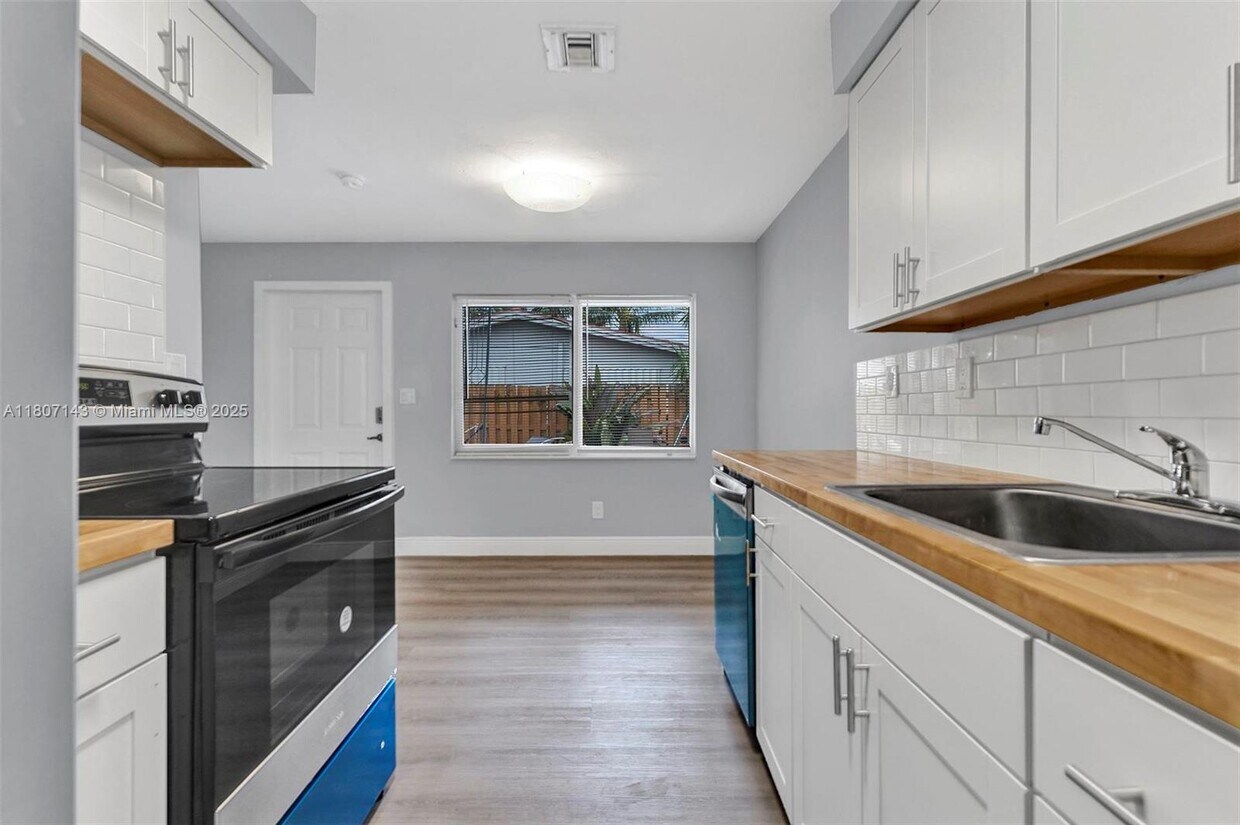 Foto principal - 1120 SW 30th St