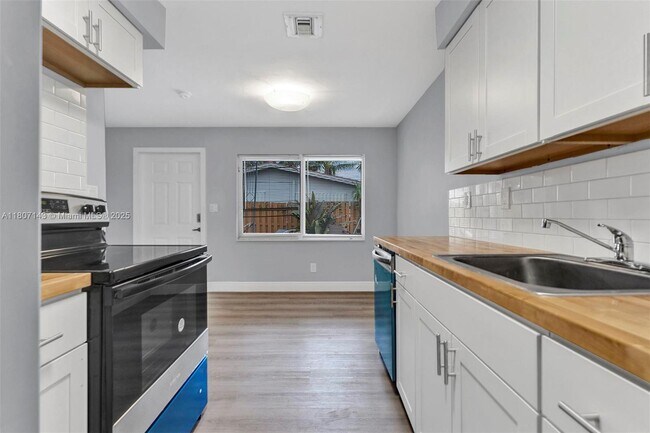 Foto del edificio - 1120 SW 30th St