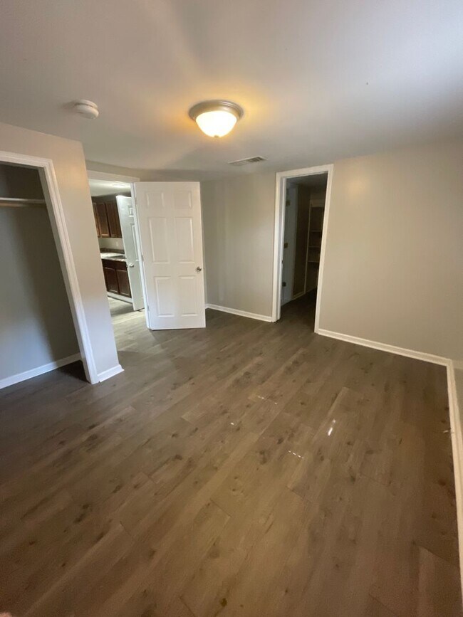 Building Photo - 2 Bedroom 1 Bath Home For Rent!