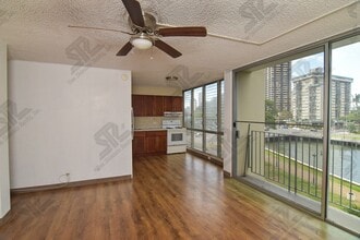 Building Photo - 620 McCully St