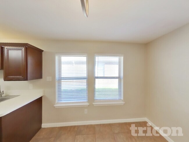 Foto del edificio - 8617 Silverbell Ln