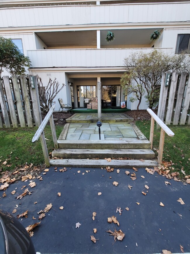 Entry and balcony - 146 Summit House