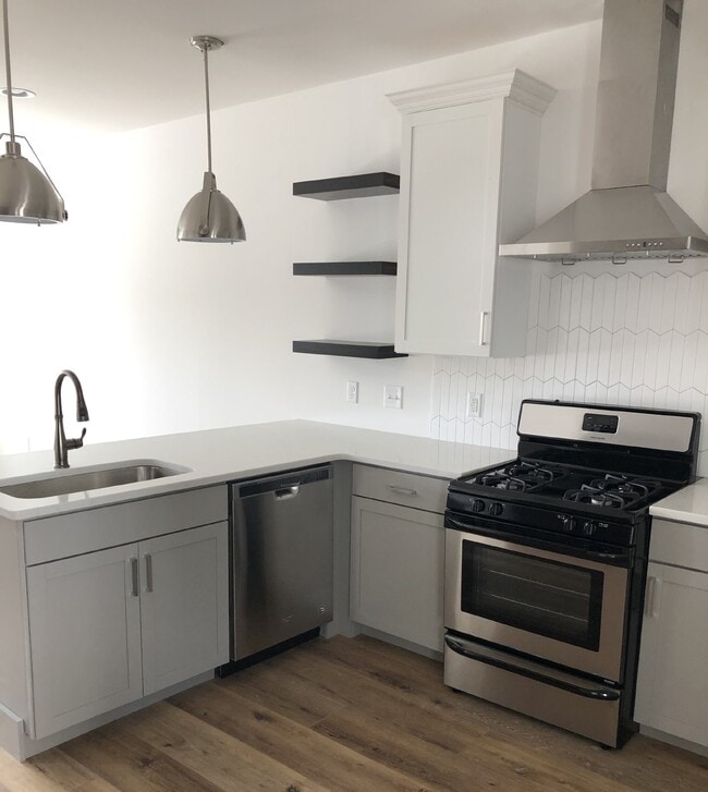 Building Photo - Contemporary 2BD 2.5 BA  3 Story Townhome with a View!