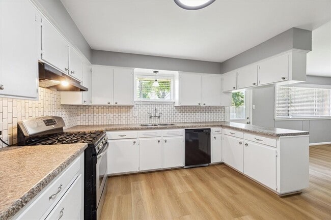 Building Photo - 10622 Oasis Dr