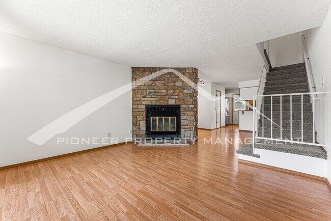 Building Photo - Spacious Townhouse with Central AC and Was...