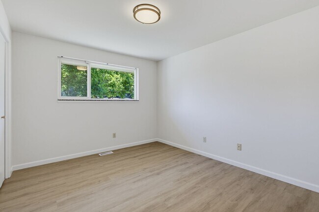 Building Photo - Renton Rambler with Huge Yard & RV/Boat Parking!