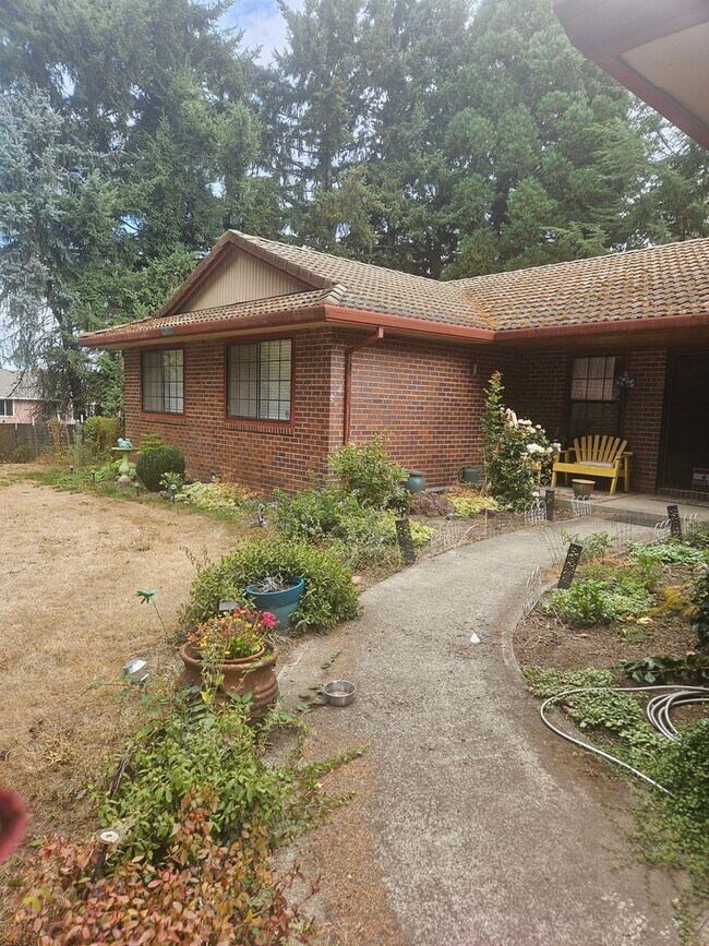 Foto del edificio - Spacious 4 bedroom/2.5 bath home on 1.5 acres