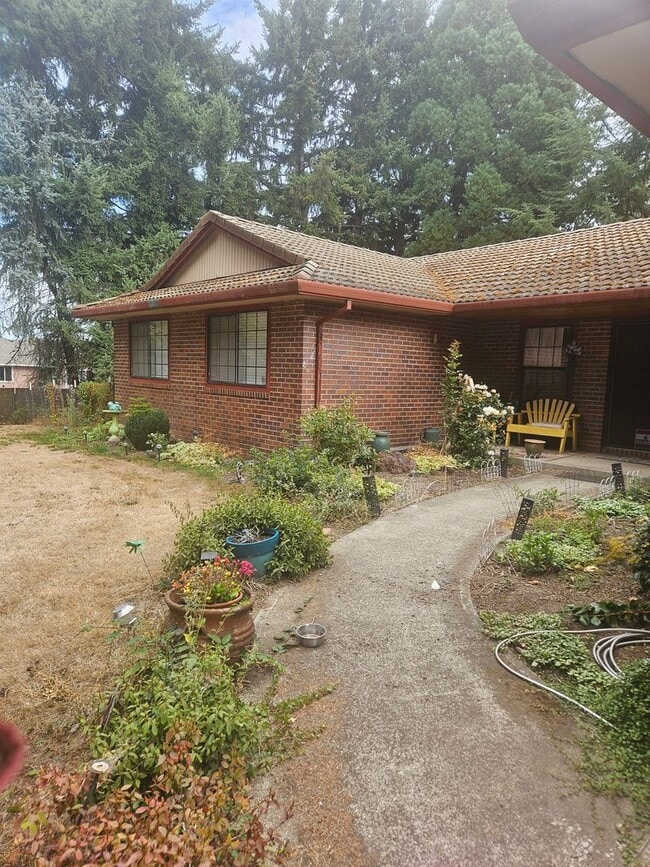 Building Photo - Spacious 4 bedroom/4 bath home on 1.5 acres