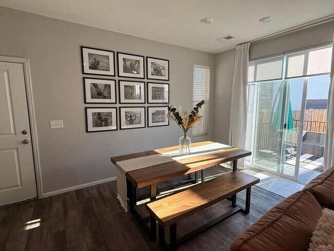 Building Photo - Modern 3 Bed - 2.5 Bath - Baseline