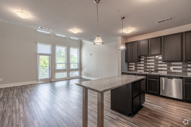 1HAB, 1,5BA - 1,142 ft² - Oaks 5th Street Crossing at City Center