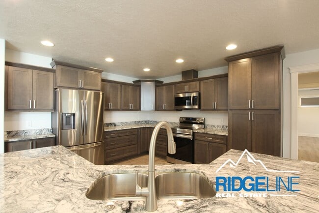 Building Photo - Newer Built Townhome Ready for Lease!