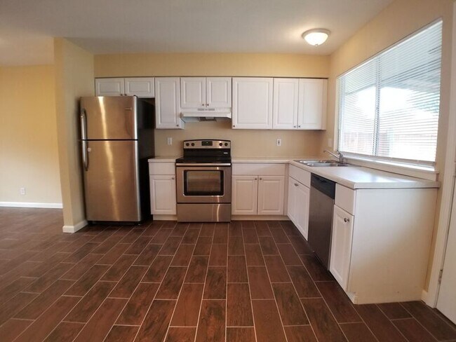 Building Photo - 1007 Boling Brook St