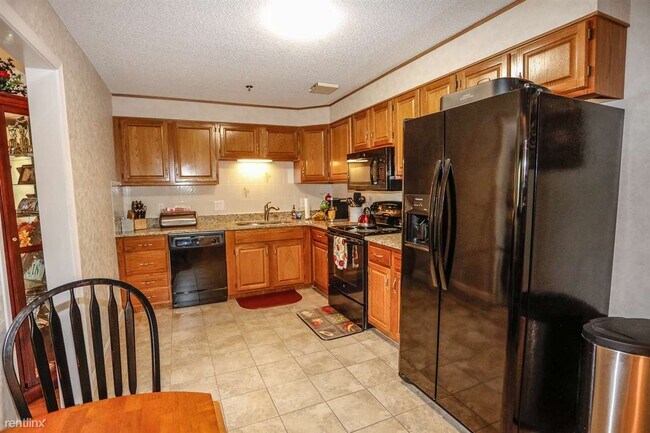 Building Photo - 1 br, 1 bath  - 490 N River