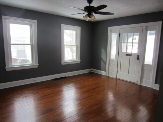 Building Photo - Renovated 3 Bed 2 Bathroom Home in Pleasan...