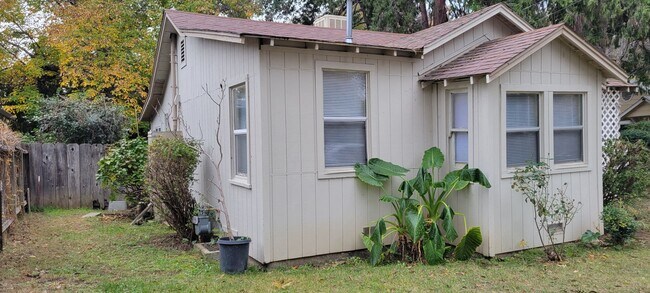 Foto del edificio - Charming 1 Bedroom Home With Bonus Area
