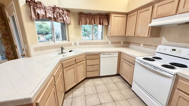 Foto del edificio - $2,350 Herndon & Willow, 3 Bedroom Home - N. Helm Ave, Clovis