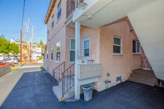 Building Photo - 1708 E Chevy Chase Dr