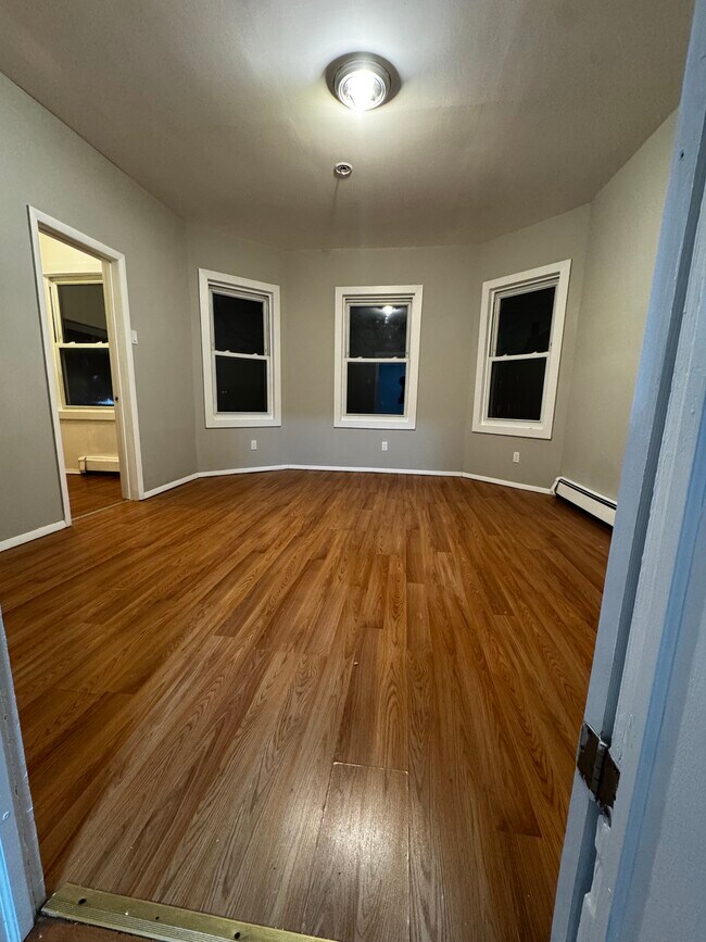 Amplio dormitorio principal con vestidor. - 257 Mount Vernon Ave