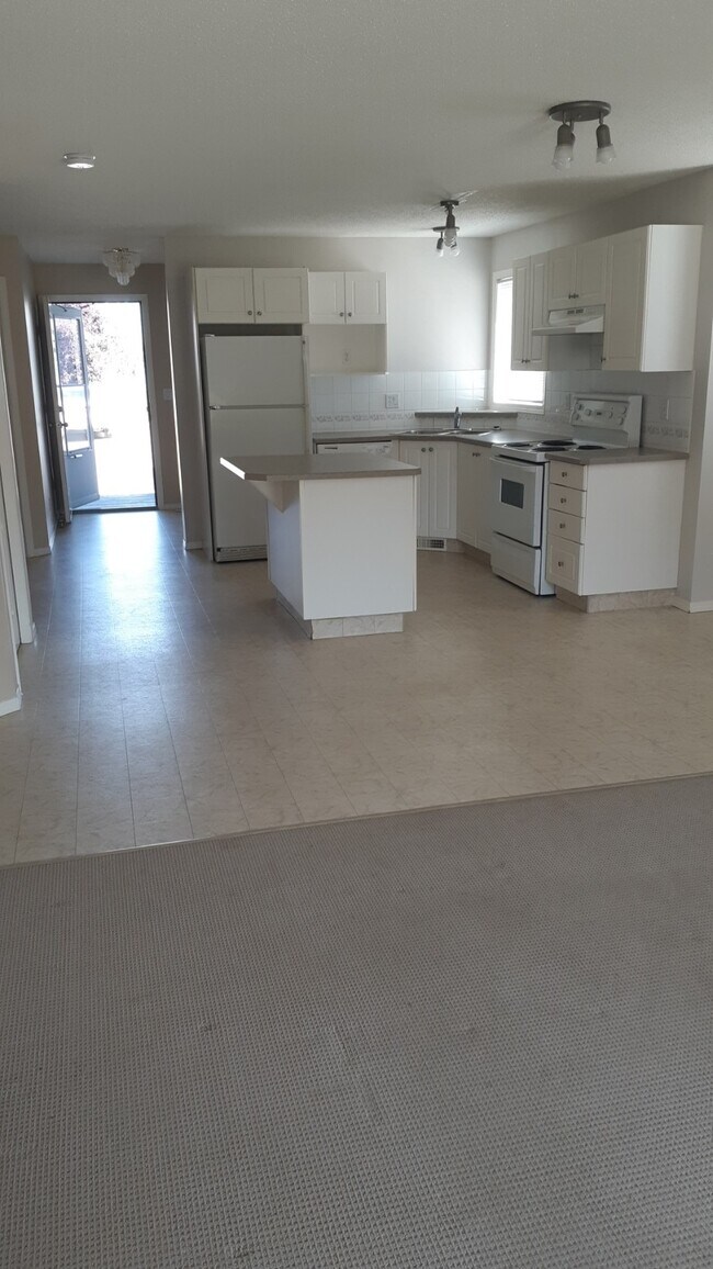 Photo du bâtiment - 2 Bed 0 Bath Unit in Sylvan Lake, AB