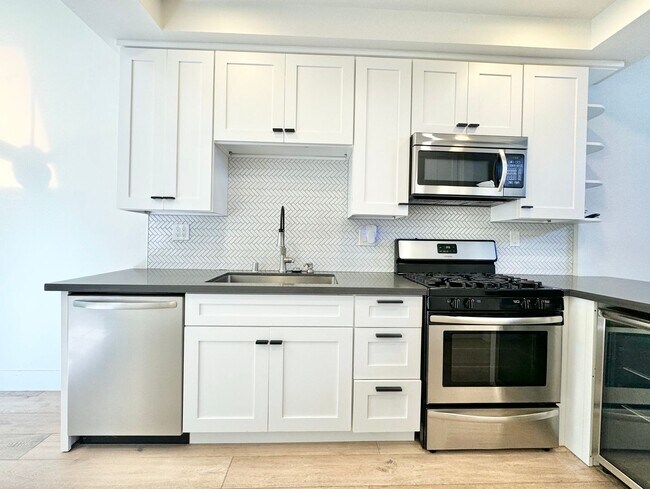 Foto del edificio - Stunning 3BD Home in Costa Mesa — 2 Car Attached Garage, Pool, Tennis Court & Modern Upgrades