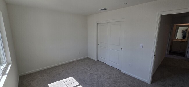 Foto del edificio - Brand New 4 Bed, 3 Bath Solar-Powered Sing...