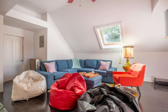 Building Photo - 10 Smith St